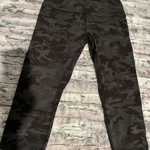 Lululemon capri camo leggings